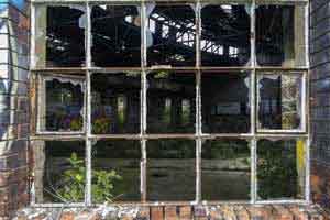 Blick durch leeren Fensterrahmen