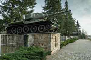 Vorschau - Sowjetischer T34-Panzer auf Denkmalsockel in Beilrode